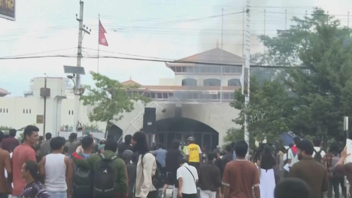 ネパールで反政府デモ激化　政府“SNS禁止措置”解除　治安部隊との衝突で19人死亡