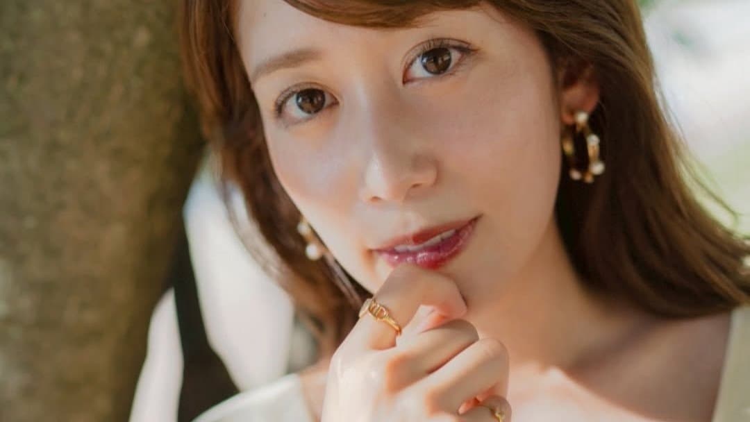 【 中川安奈 】緑と水辺バックに爽やかスマイル「カメラマンさんマジック」　フォロワー絶賛「魔法を超える輝き」