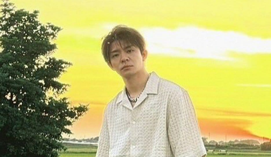 【 Number_i ・岸優太 】 「オフショどうぞお願いします!」 自然豊かな背景で多彩なスタイルを披露 「夕日と岸くん素敵だょ〜」ファン反響