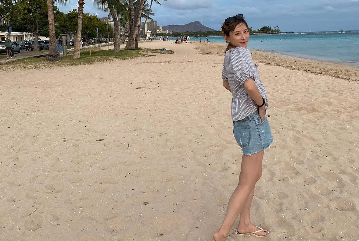 【 加藤あい 】　海辺で振り向きスマイル　ファン「来たーーーっ」　ハワイの夏休みリラックス満喫ショット投稿