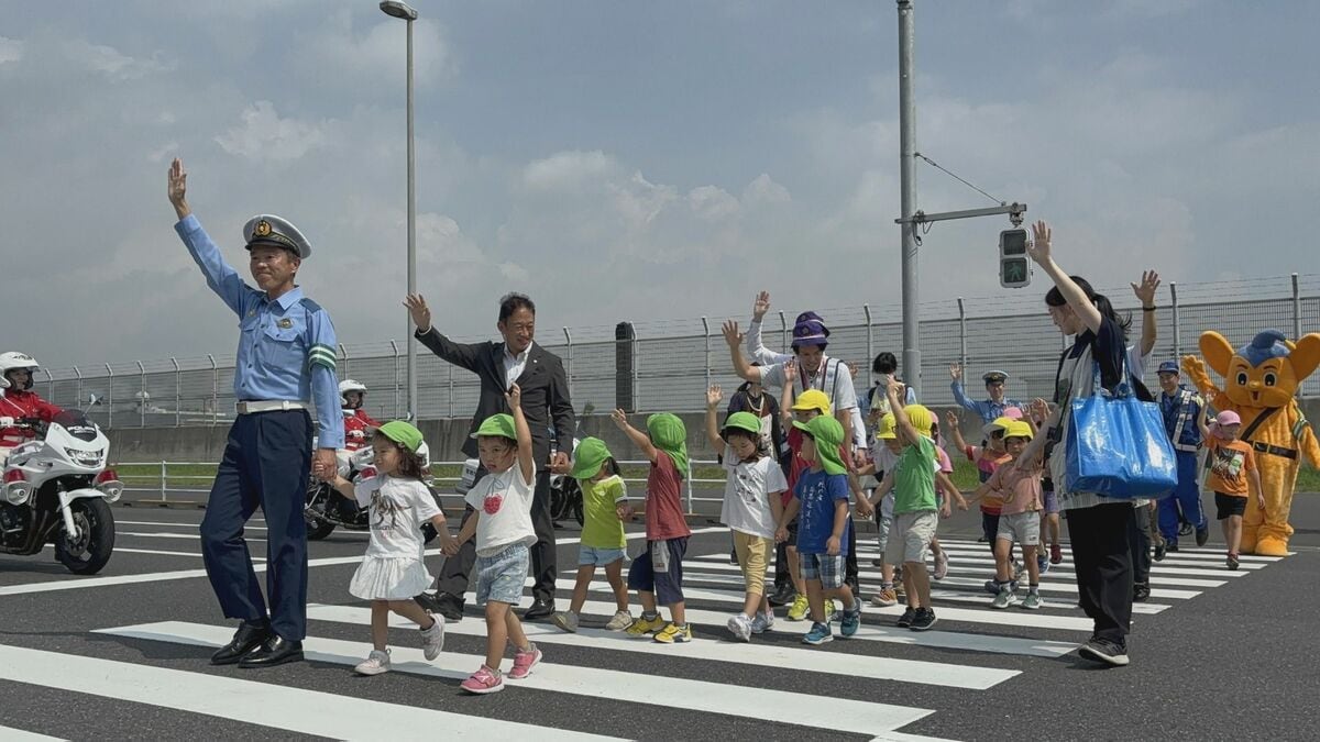「横断歩道は手を上げて渡る」警視庁東京空港署の管内の保育園児が横断歩道の安全な渡り方を学ぶ