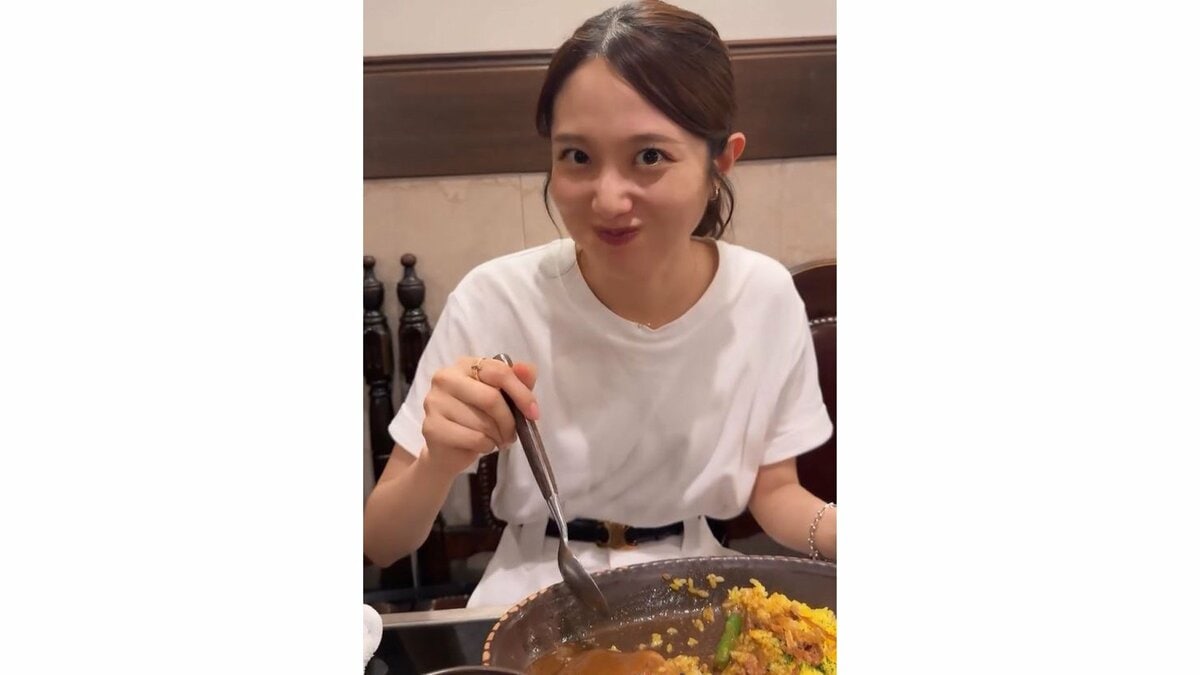 【 藤江萌 】　「夏ってすんごいカレー食べたくなる」真っ白コーデでカレーを堪能「絶対カレー食べる服装じゃない」