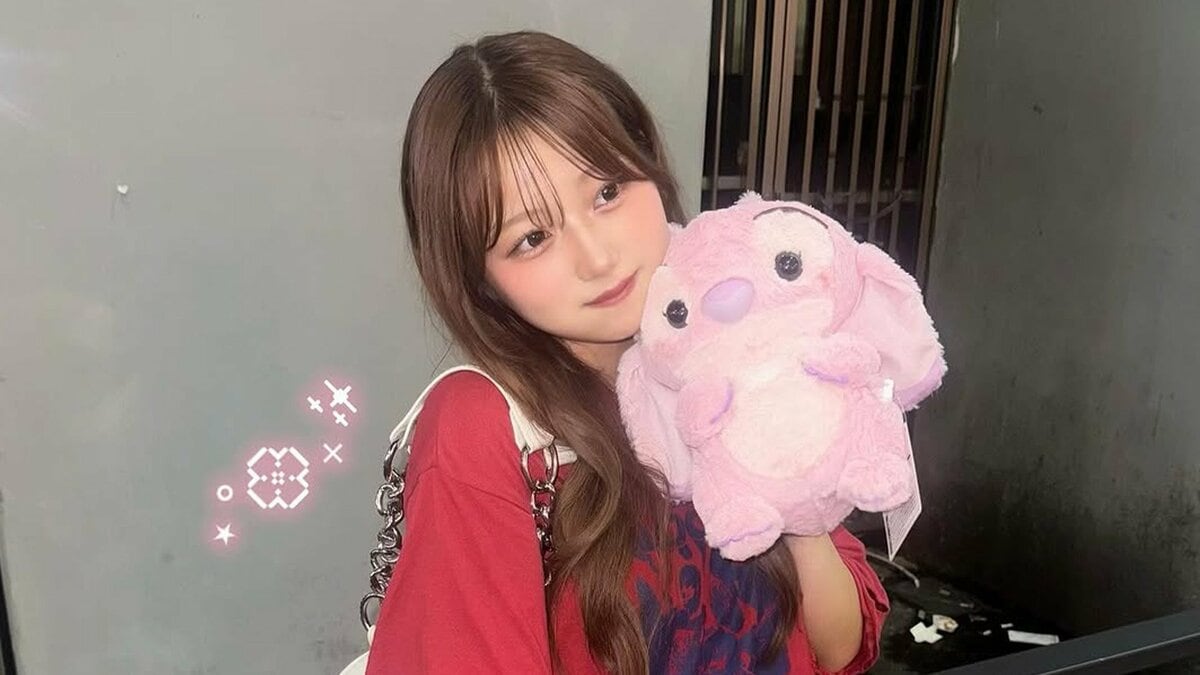 【辻希美・長女】希空　「エンジェルかわっ」　赤いTシャツ × ピンクのぬいぐるみ “ 映え ” コーデ　「髪の毛色落ち早くない？？」