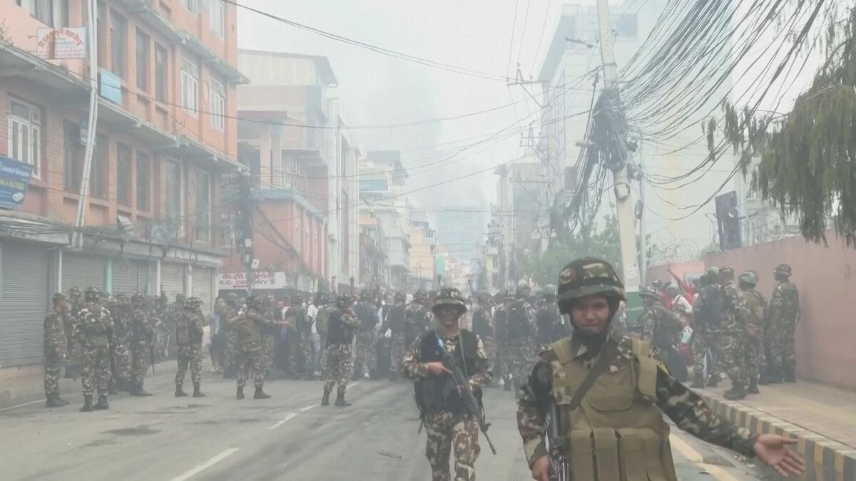 ネパールの大規模抗議デモ　軍の出動で収束へ向かう　カトマンズの国際空港も再開