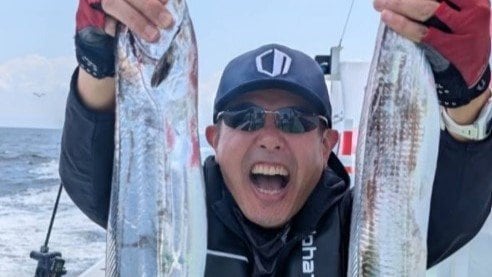 【 デンジャラス 】ノッチさん「人生初のドラゴン」タチウオを2尾釣り上げて会心の笑顔「最高です」