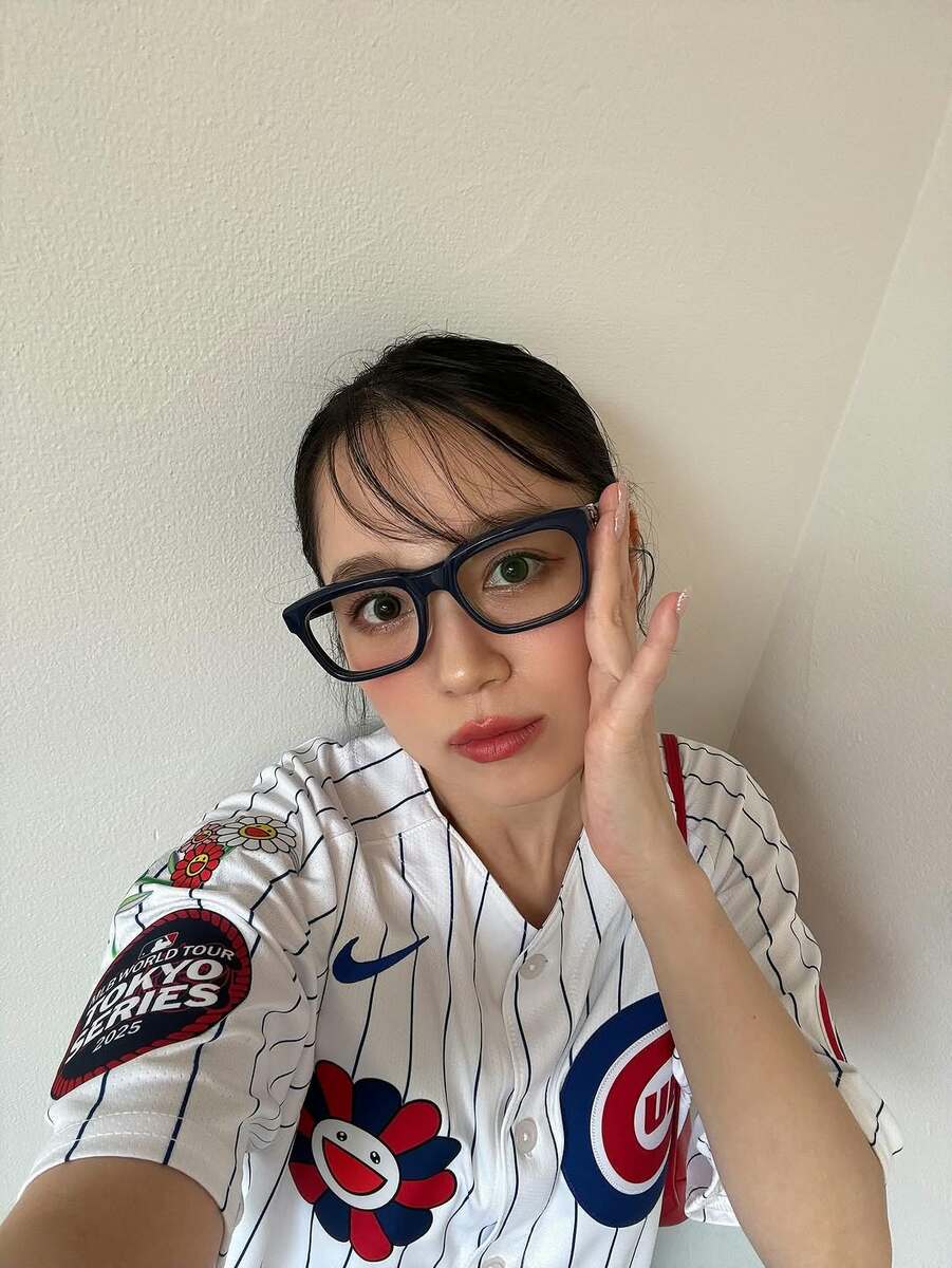 【 西野カナ 】　野球のユニフォーム姿のオフショット　ファン反響　「メガネ最高です！！」「一生世界一かわいいです❤」