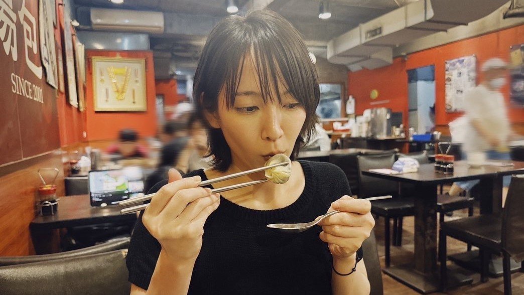 【吉岡里帆】オフショットを公開　「この甘い餡子の入った小籠包が絶品でした」