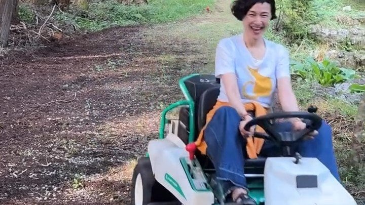 【 安田成美 】森の中を “草刈り機” でドライブ「イエーィ」　前の投稿では「使い方教えてくれないの憲武くん」でも走らせたい気持ち満面