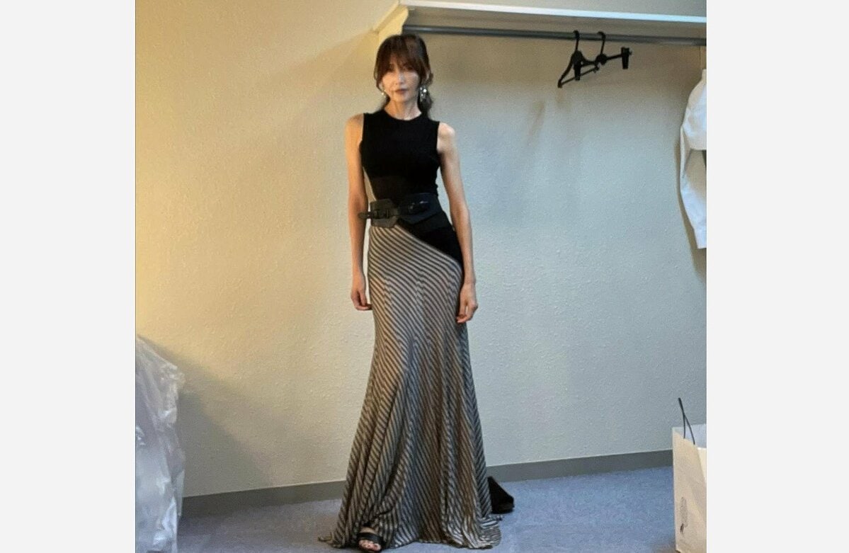 【 工藤静香 】 「ルイ・ヴィトン」の衣装でポーズ　「ストライプが斜めに入っていて、とても素敵な衣装」　ライブで着用