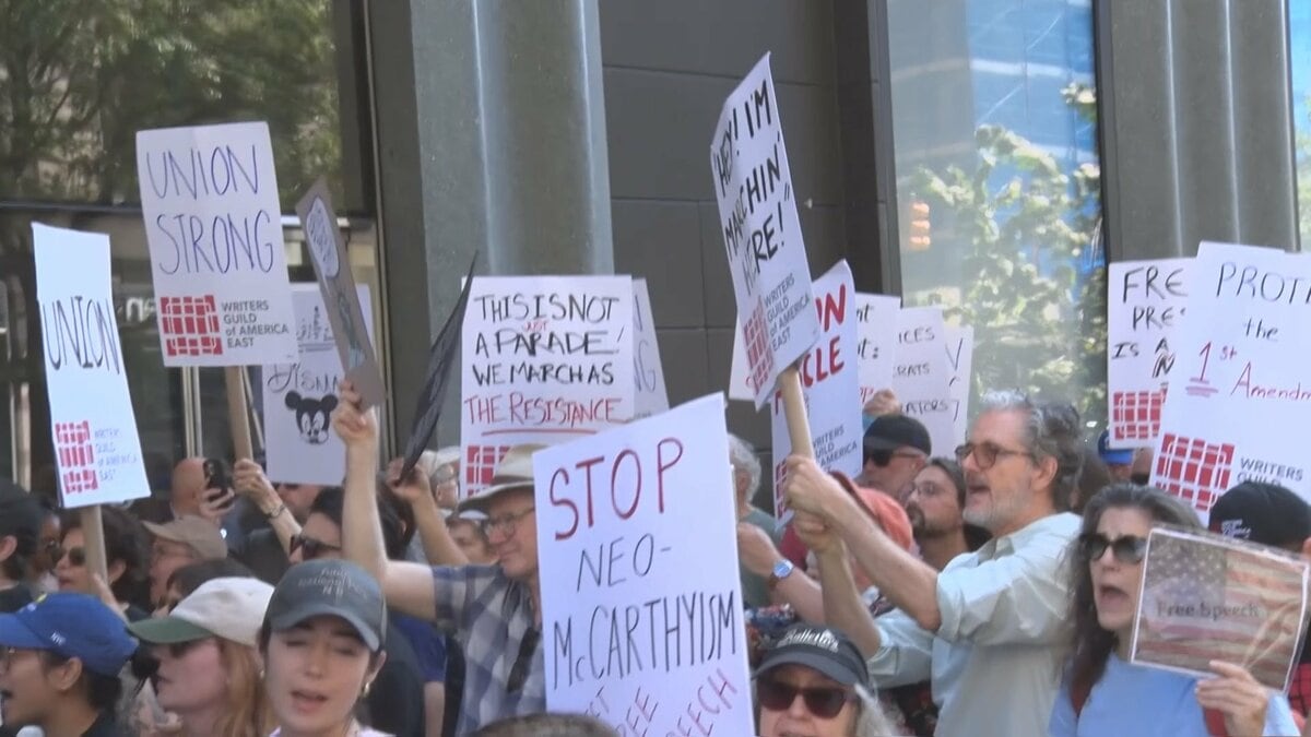 「言論の自由を守れ」 米人気番組休止めぐりテレビ局前でトランプ政権に抗議の声