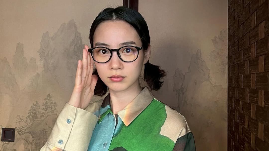 【 のん 】「オフショット」襖の和室で黒縁眼鏡はMV撮影の合間　ライブ前に「頑張ります」　フォロワーエール「楽しんで」