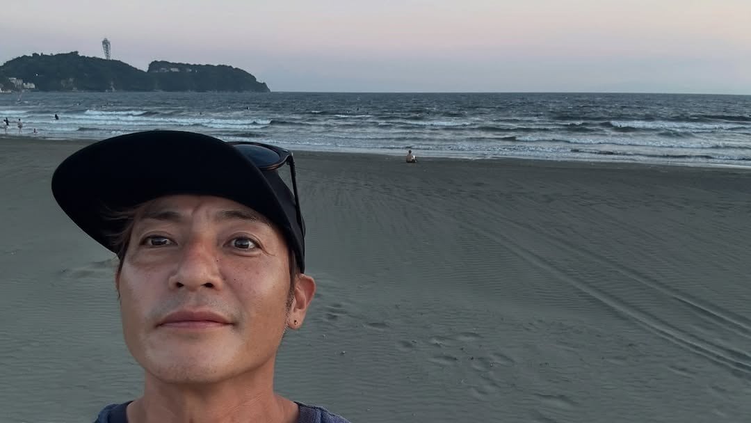 【 つるの剛士 】「夏から秋の間の季節、なき」独特の表現で行く夏を惜しむ　家族全員での帰省ショットで “ばいばい、夏”