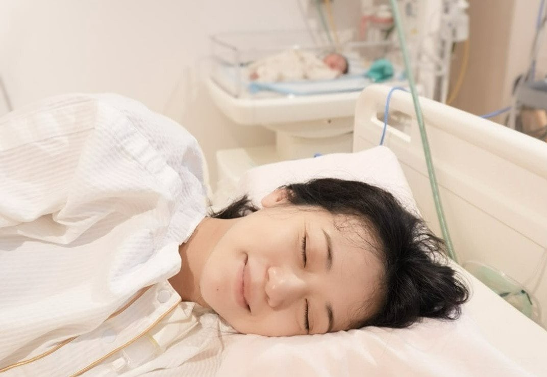 【 元宝塚 雪組トップ娘役・真彩希帆 】　第一子出産を報告　赤ちゃんと幸せ２ショット　「愛おしいおでこを撫で、お世話をする日々を過ごしています」