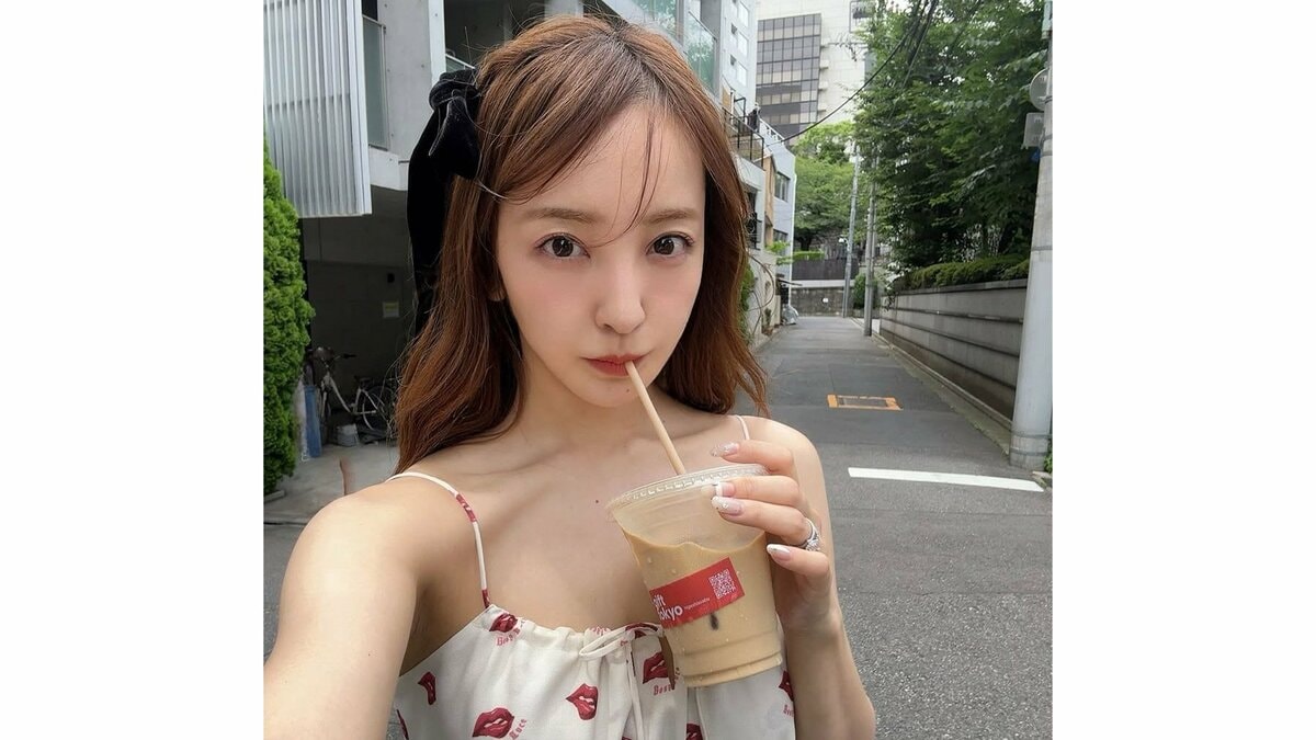 【 板野友美 】 「夏終わっちゃったの?」 唇柄キャミソールのワンピースで 夏の思い出投稿