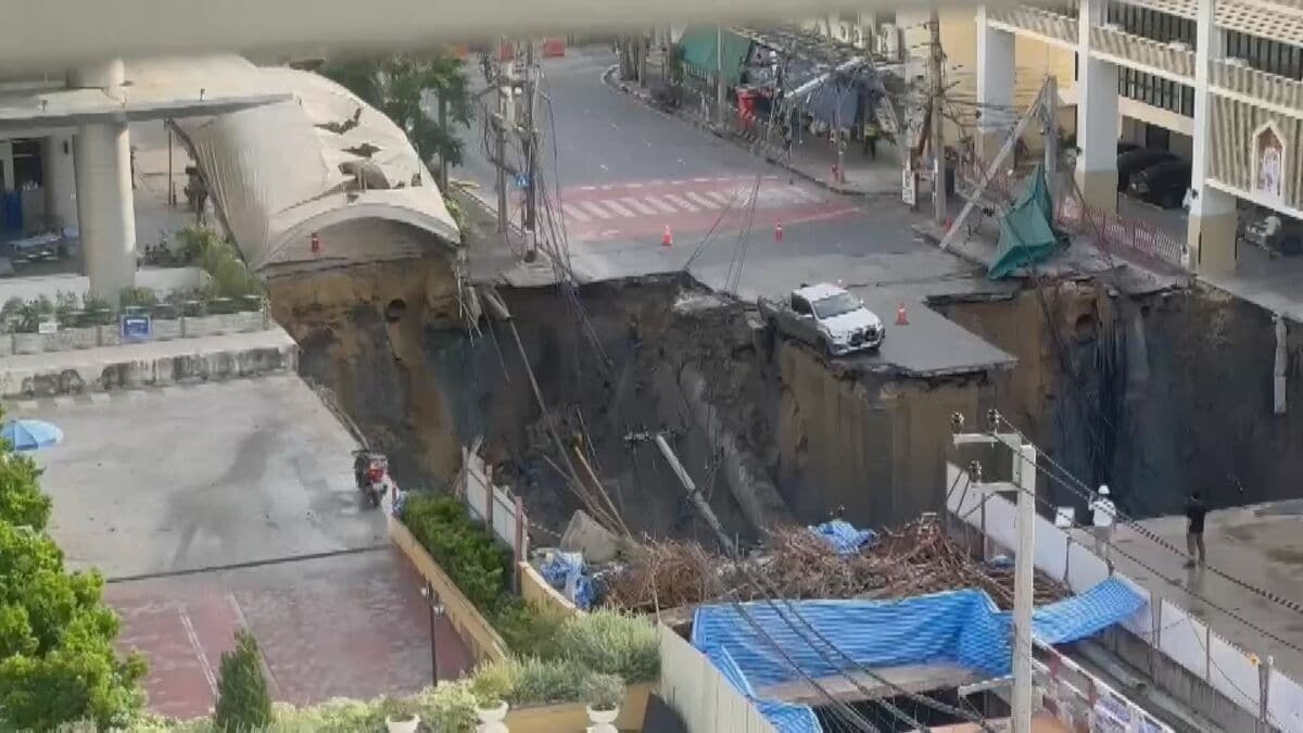車が穴に…　バンコクで大規模な道路の陥没　現場では地下鉄の建設工事も