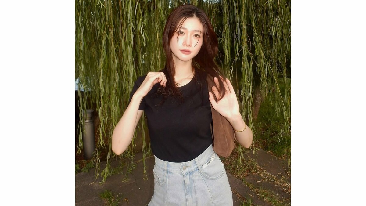 【 生見愛瑠 】 「昨日食べすぎて歩いた」　緑豊かな公園散策　黒Tシャツ×デニムのオフショットを披露