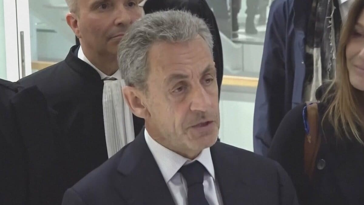 フランスのサルコジ元大統領に禁錮5年の有罪判決　大統領選でリビアに不正な資金提供持ちかけ　近く収監へ