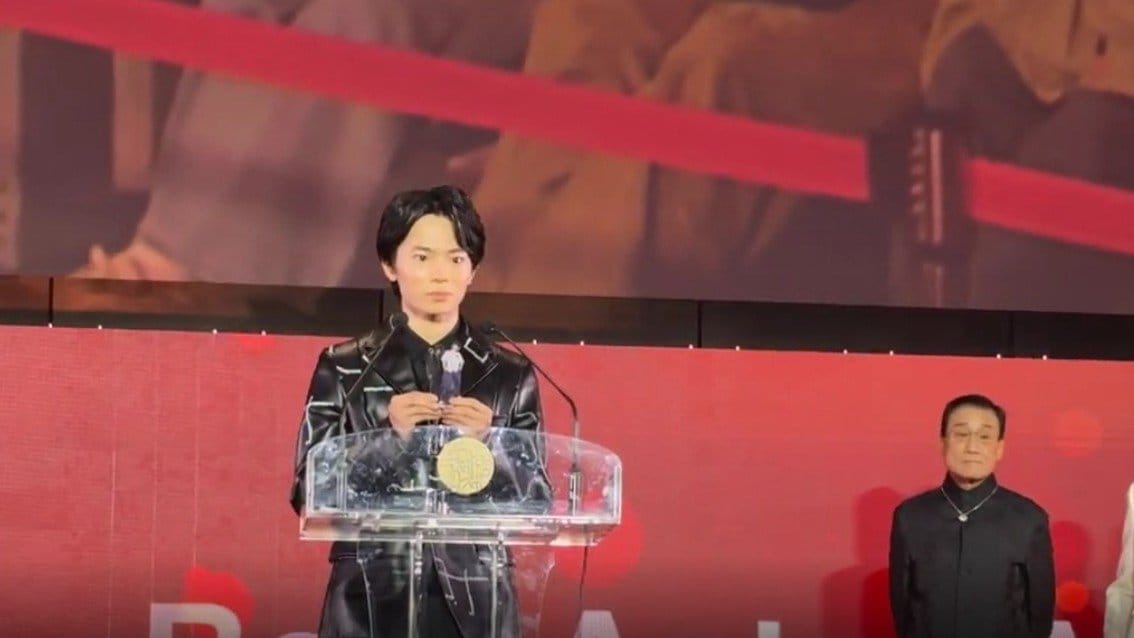 【 林裕太 】北村匠海＆綾野剛のアクリルスタンドを掲げてスピーチ “支えてくれる人がいれば生きる意味はある” 釜山国際映画祭・最優秀俳優賞　映画「愚か者の身分」