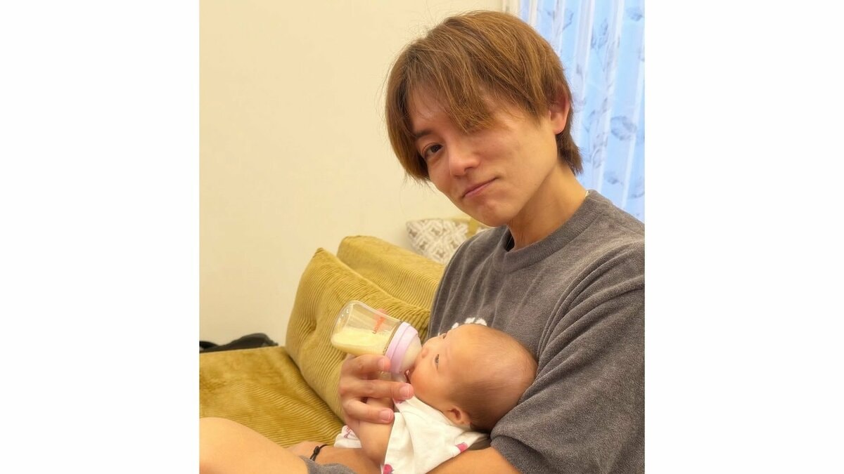 【 杉浦太陽 】　第5子の夢空ちゃんにミルク　「京都帰りで、夢ちゃん」　温かなひとときを公開