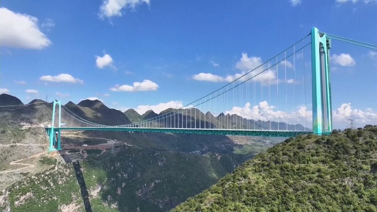 中国・貴州省　川の水面からの高さ「世界一の橋」開通　山間部では「世界一の規模」