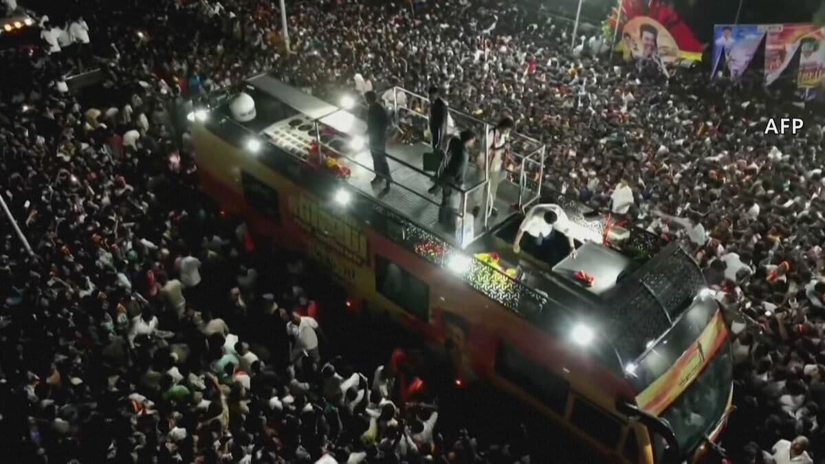 政党集会で人々が折り重なるように倒れる　子ども9人含む40人死亡、124人以上が負傷　インド南部タミルナド州