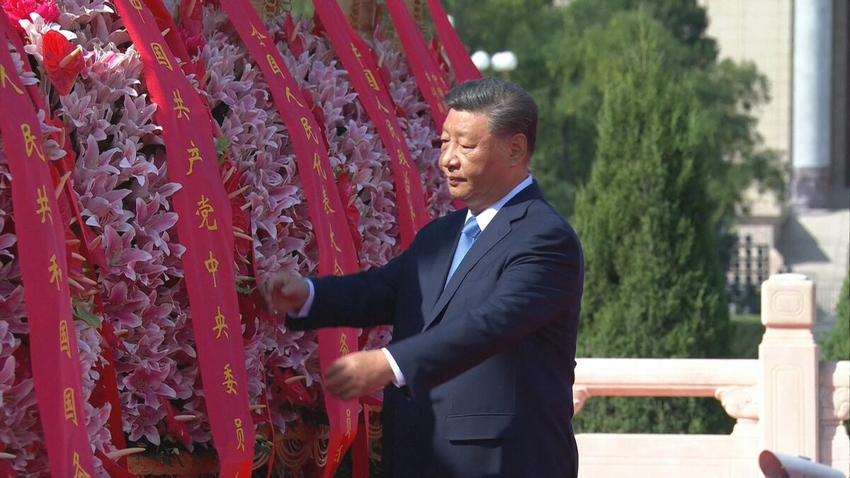 中国「烈士記念日」に習近平国家主席など共産党最高指導部が出席　「人民英雄記念碑」に献花