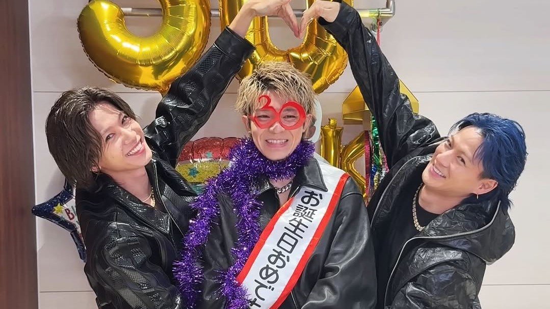 【 Number_i ・岸優太 】30歳のバースデーを平野紫耀と神宮寺勇太が「ハートポーズ」で祝福　オフショット動画も公開