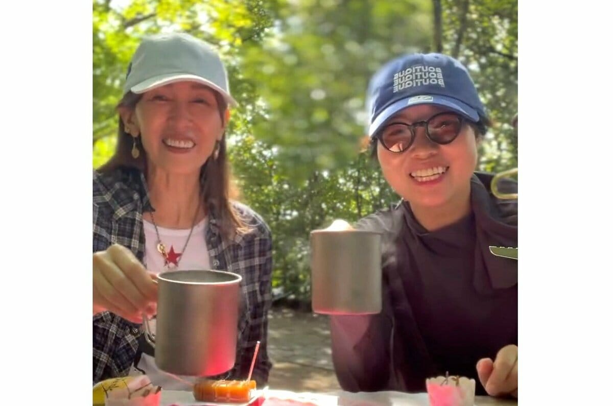 【 工藤静香 】 イモトアヤコと高尾山へ 「どんな高級コーヒーより何より、美味しい嬉しい絢ちゃんの枝コーヒーでした!」 笑顔で乾杯