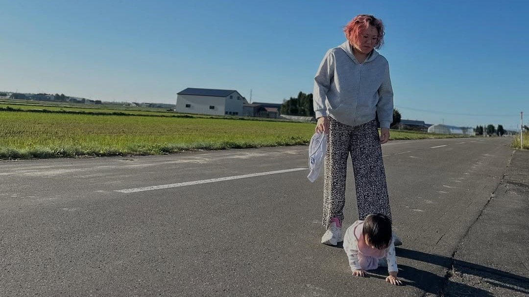 【 バービー 】娘は地元の大地で "はいはい” 　地元の秋まつり「子供と夫と来る日がくるなんて」エモさあふれる