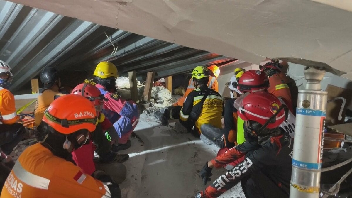 インドネシアの学校でモスク倒壊　犠牲者は計5人に…今も80人超が下敷きか 発生後72時間迫るなか懸命の救助活動