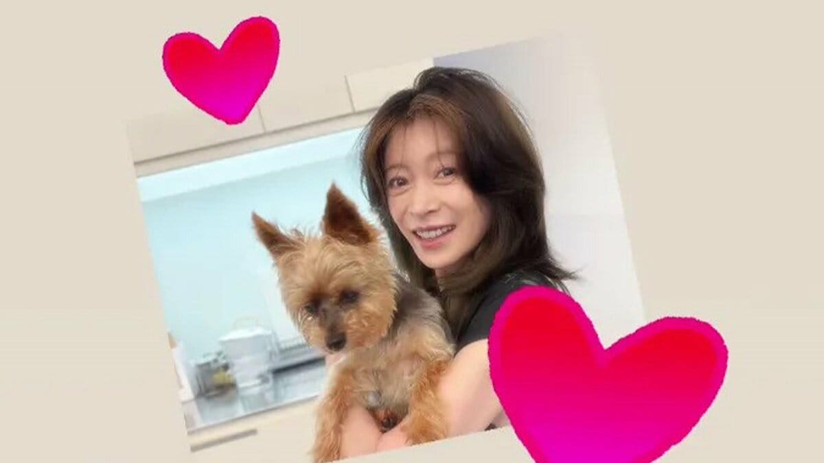 【 中森明菜 】可愛らしいワンちゃんとの未公開写真を披露 「初登場させていただきました❤️よろしければのぞいてくださいね」ファッション誌掲載の喜びを表現