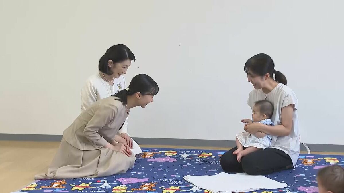 秋篠宮家の紀子さま佳子さま　子育て支援活動視察　同じ名前の赤ちゃん“佳子ちゃん”に笑顔で…