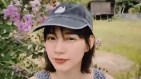 【のん】2026年カレンダー撮影のオフショットを公開 光溢れる庭園で見せる自然体の素顔の魅力