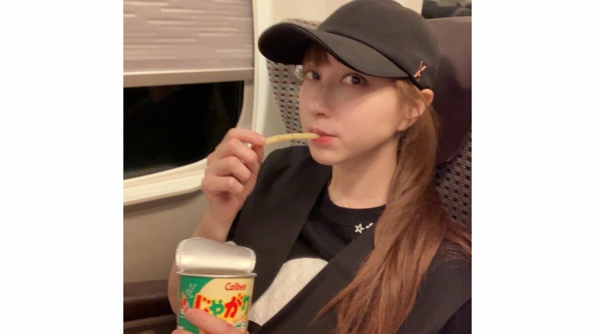 【 はいだしょうこ 】 「プライベートしょこも載せちゃう」 新幹線でスナック菓子を堪能