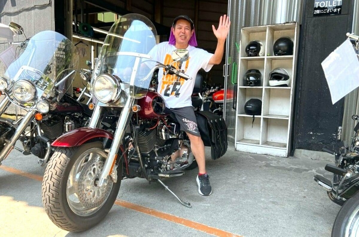 【 デンジャラス・ノッチ 】 「めちゃくちゃデカイバイク」「ハーレーダビットソンファットボーイを買いました」 愛車と笑顔で2ショット