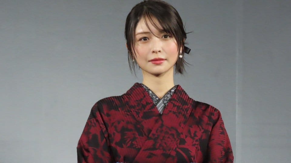 【長濱ねる】艶やかな着物姿で “きりり” ランウェイ「80歳の祖母に見せたい」