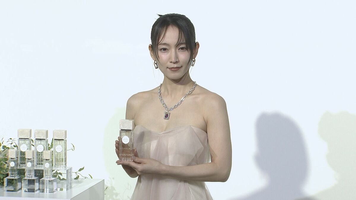 【 吉岡里穂 】　総額約７９００万円ジュエリー身に着け登壇　「特別な場所に行きたい」