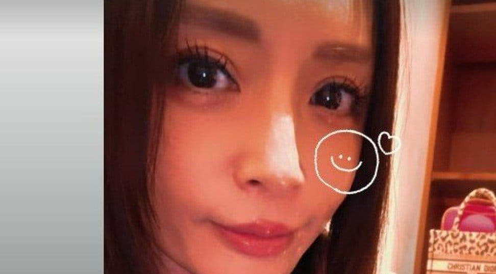 【 浜崎あゆみ 】 「長丁場の通しリハ終わって バケツの水かぶったような汗だくで 次のスタジオへ到着しました とゆーより連行されました」 「無の境地の顔になってます」