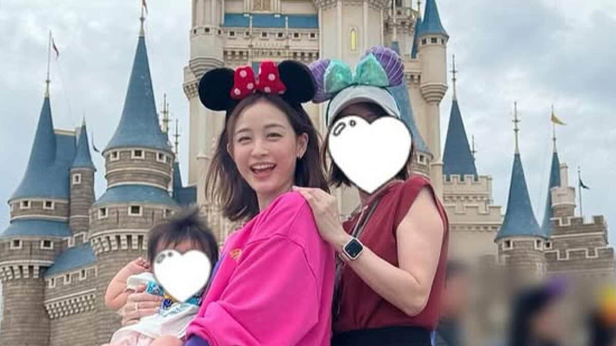 【 新井恵理那 】 2人の子どもと 母親との三世代ディズニーランドを満喫「子連れならではの楽しみ方があるものだな」