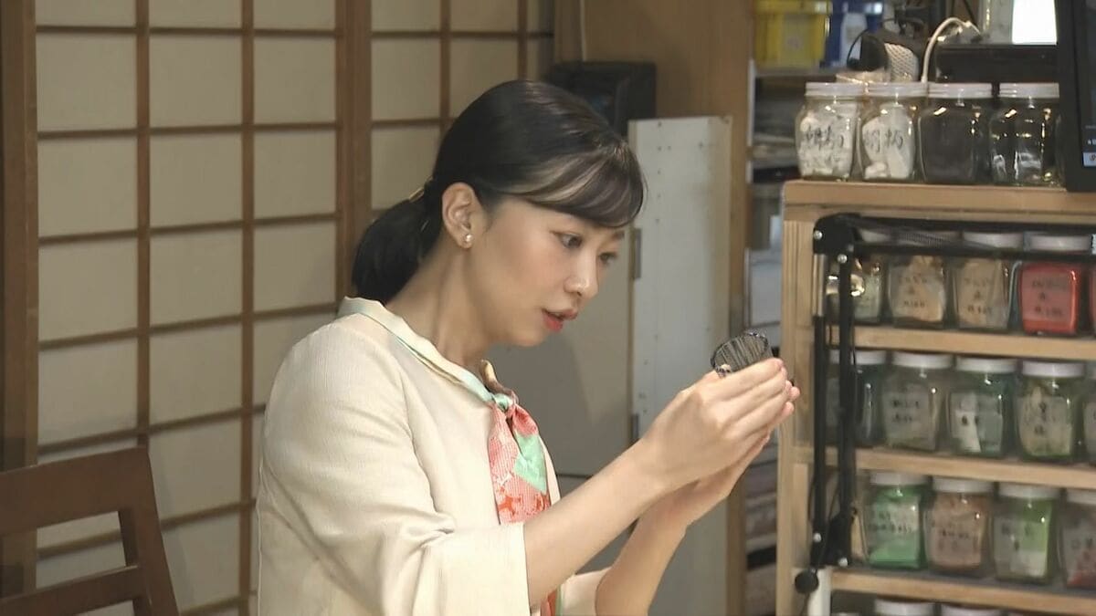 佳子さま「日本伝統工芸展京都展」へ 「これできれいな線が出るんですね」工房では漆芸品を手に 総裁として訪問