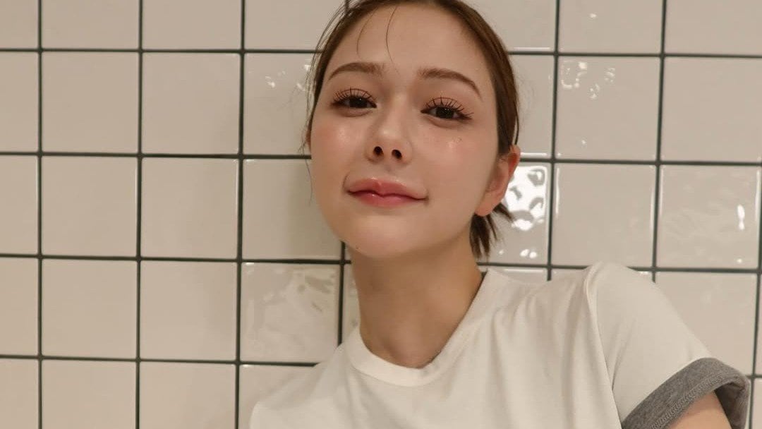 【 村重杏奈 】秋本番でもデニムに白Ｔで「華金の午後！あと少しがんばっちまえば！乾杯！」　フォロワー賛辞「健康的で美しい」