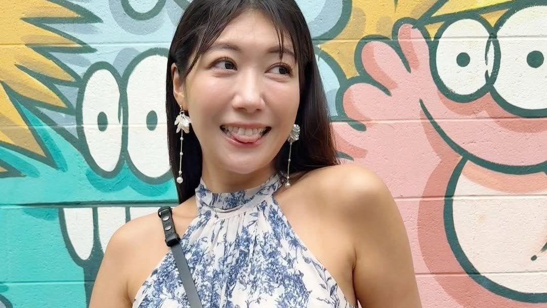 【 穂川果音 】オアフ島・アロハモンスターの壁で「そっくり変顔」 舌出しポーズにフォロワー沸き立つ「芸術性が高い」