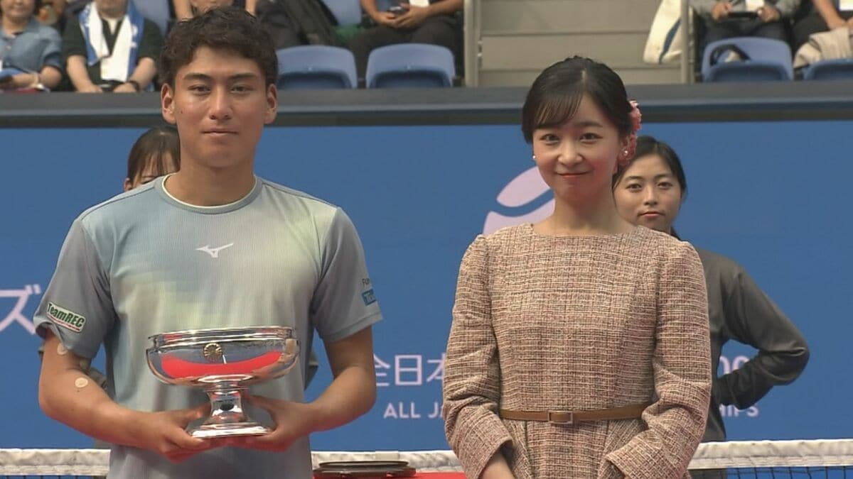 佳子さま「全日本テニス選手権」観戦 男子シングルス優勝・田口涼太郎選手に天皇杯授与 名誉総裁として