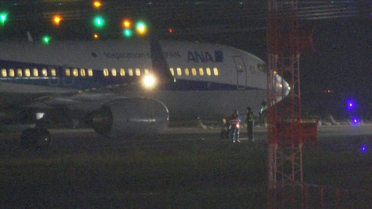 全日空機の引き返し　滑走路中心から30メートル離れた滑走路脇を滑走か　中心の航空灯火は工事中で点灯せず中心と誤認した可能性も