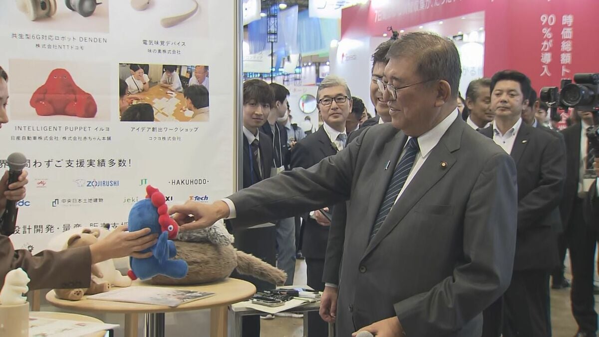 石破総理“甘噛みミャクミャク”を体験 次政権に人工知能基本計画継続を強調