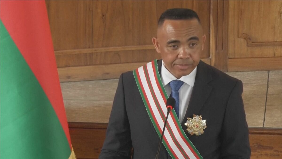 マダガスカル 軍幹部のランドリアニリナ氏が大統領就任