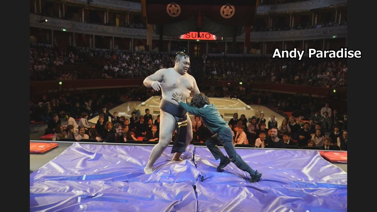 イギリスの子どもたちが力士と相撲体験 大相撲ロンドン公演3日目