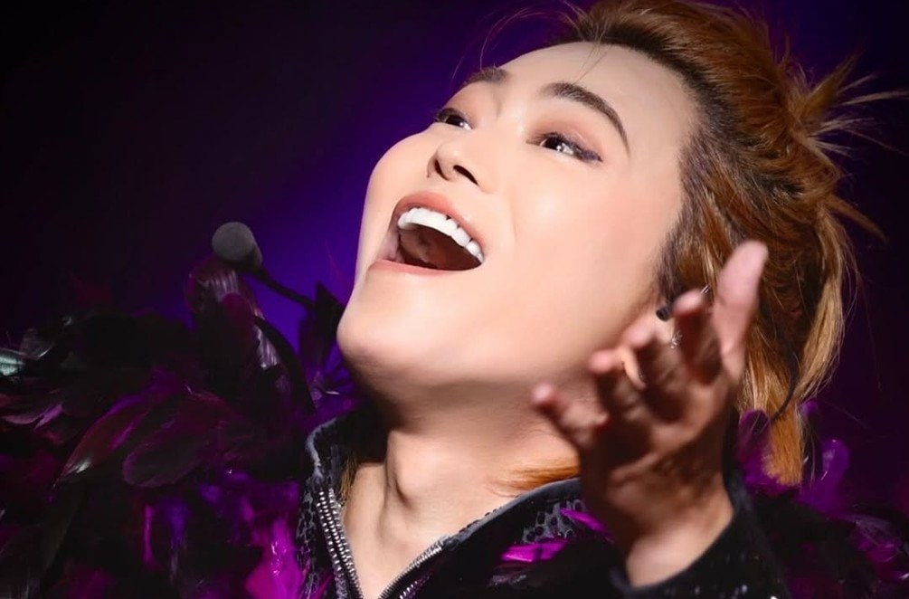 【 氷川きよし 】 「会場の一人一人としっかり真剣に目を合わせたくてじっくりと見渡した。」　ライブのステージショット公開