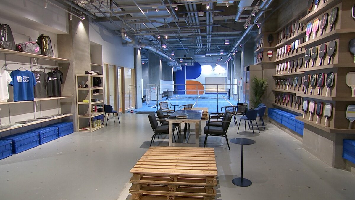 都内初の都市型インドアピックルボール施設がオープン「ボールを追いながら一つになる楽しさを体験して」