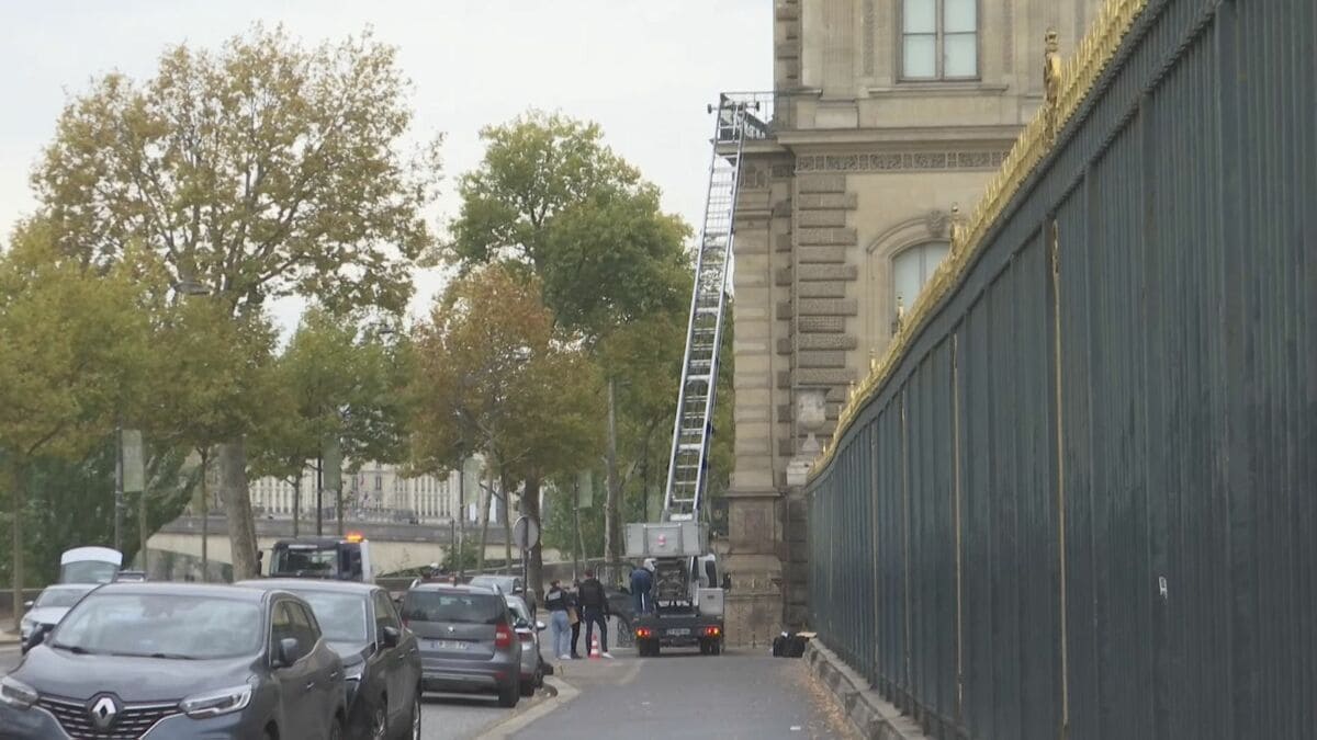 ルーブル美術館強盗　犯行に使われた「高所作業車」所有者を暴行し奪ったか
